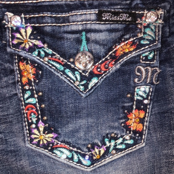Miss Me Jean Signature Mid-Shorts - Picture 4 of 13